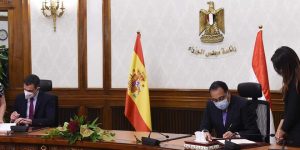 مصر وإسبانيا توقعان على إعلانين للتعاون المالي وتدشين مجلس الأعمال المشترك