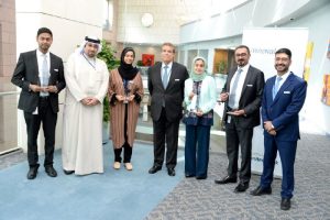 عادل اللبان يتوسط عدد من موظفي بنوك المجموعة