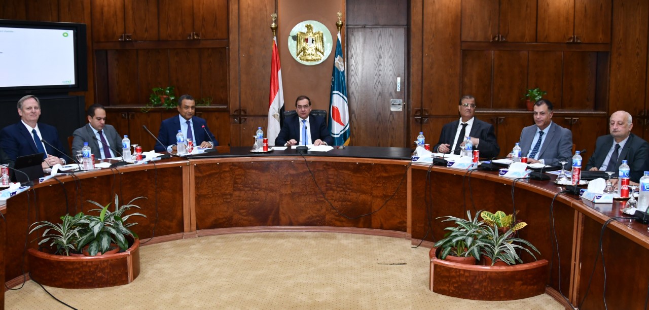 جانب من لقاء وزير البترول بلجنة مشروع غازات غرب الدلتا