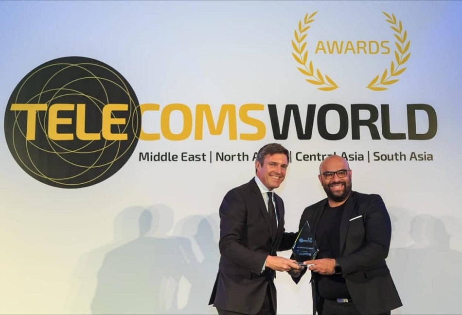 باسم نصيف مدير تسويق الخدمات المضافة بشركه اورنچ مصر اثناء استلام الجائزة