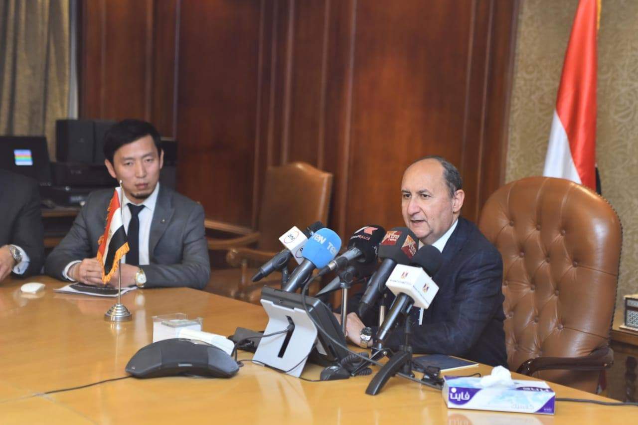 لقاء وزير الصناعة بالوفد الصيني