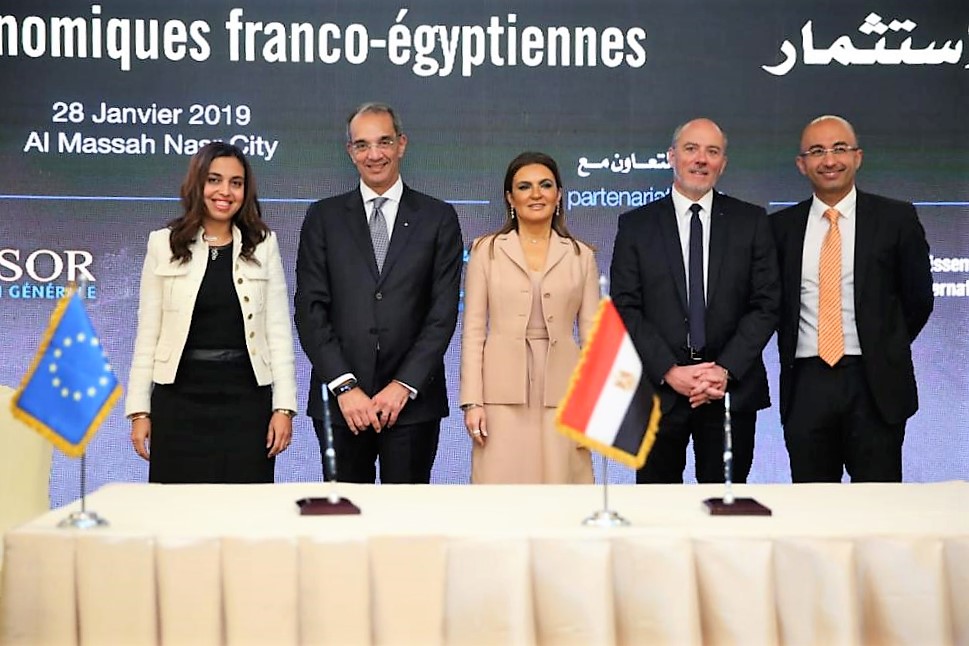 جانب من توقيع وزيري الاتصالات والاستثمار مع الجانب الفرنسي