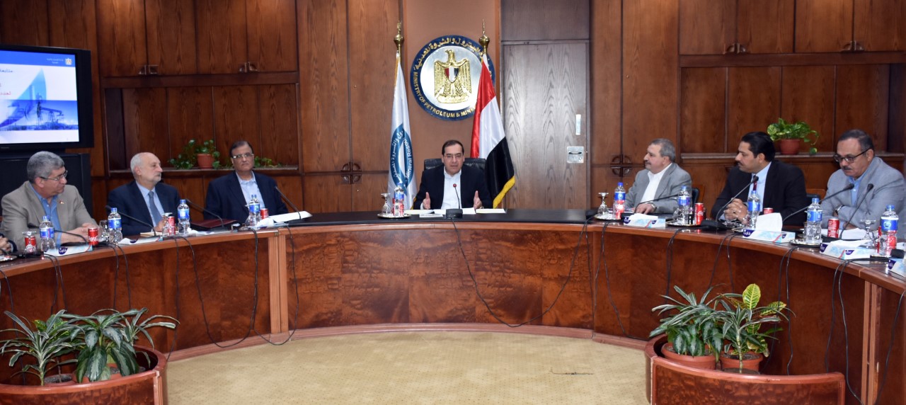 وزير البترول خلال رئاسته للاجتماع