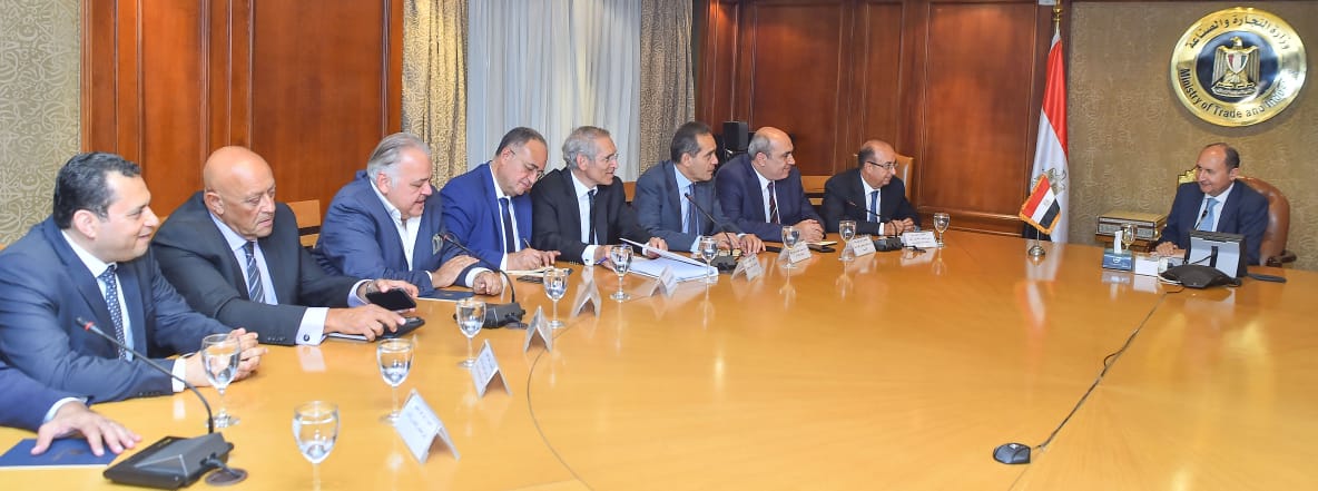 وزير الصناعة يجري اجتماع موسع رؤساء المجالس التصديرية