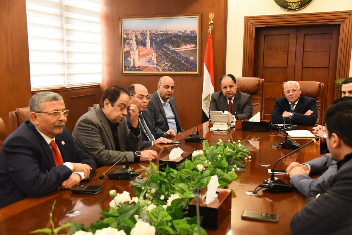 وزير المالية خلال الجولة التفقدية 