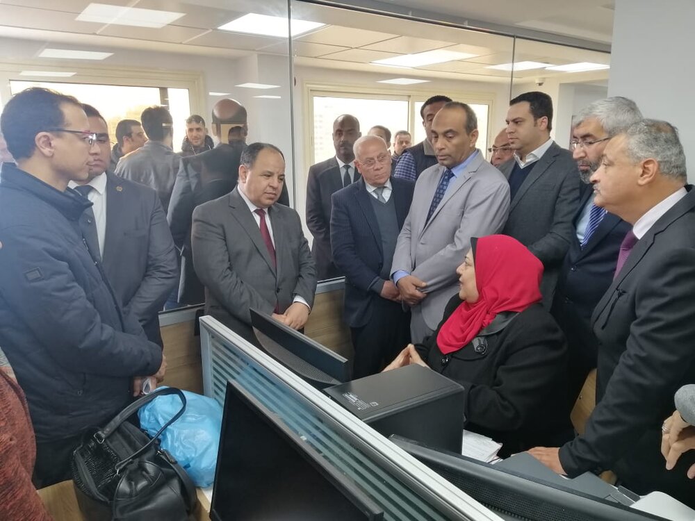 وزير المالية خلال الجولة التفقدية 