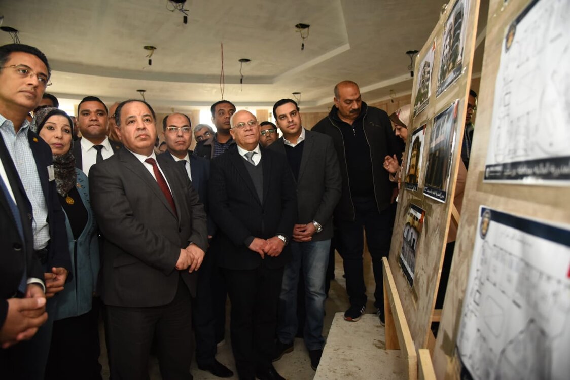 وزير المالية خلال الجولة التفقدية 