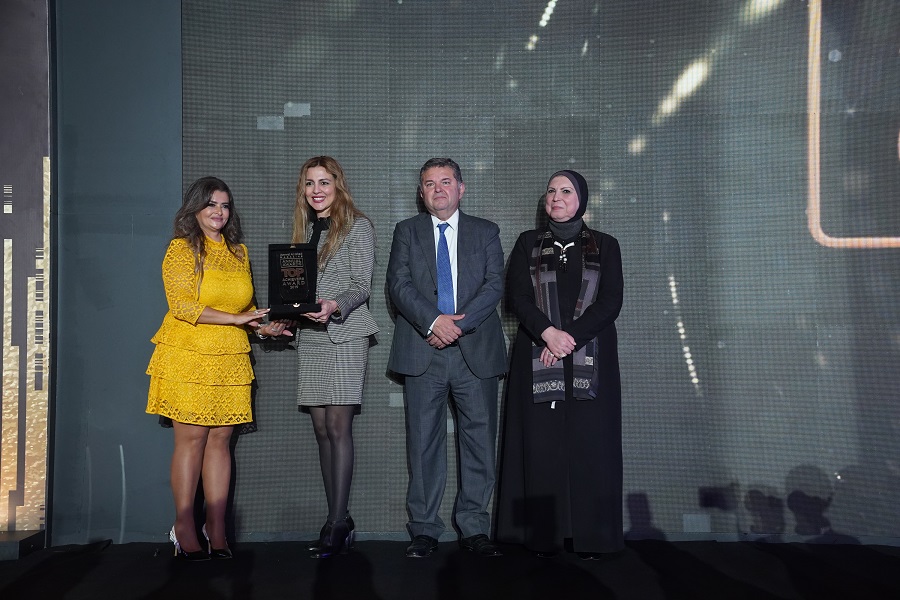 تكريم فاطمة الجولي رئيس قطاع الاتصال المؤسسي ببنك مصر