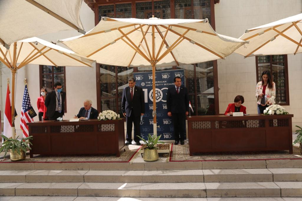 وزير التعليم العالى ورئيس الجامعة الامريكية بالقاهرة