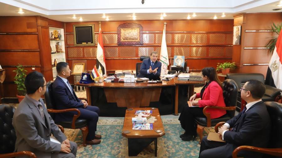 وزير القوى العاملة مع مسئولي هواوي