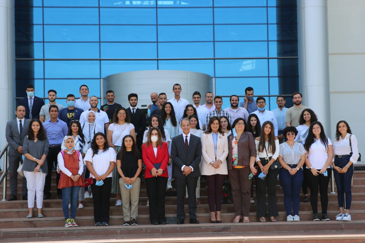 وزيرا الاتصالات والهجرة يتوسطا وفد شبابى من الدارسين بالخارج