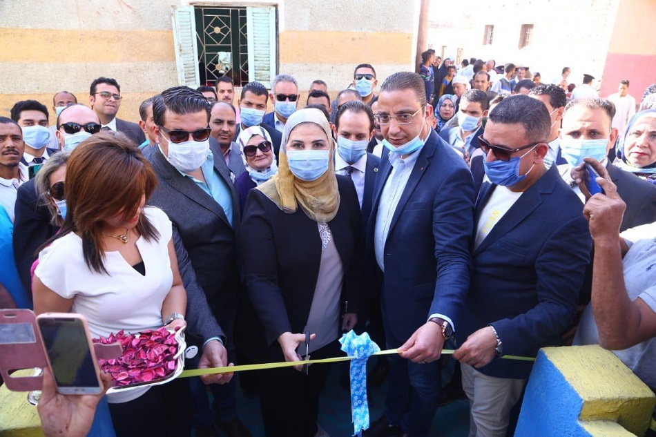 وزيرة التضامن الاجتماعي تسلم ٢١ منزلا للأسر المتضررة من السيول في الفيوم