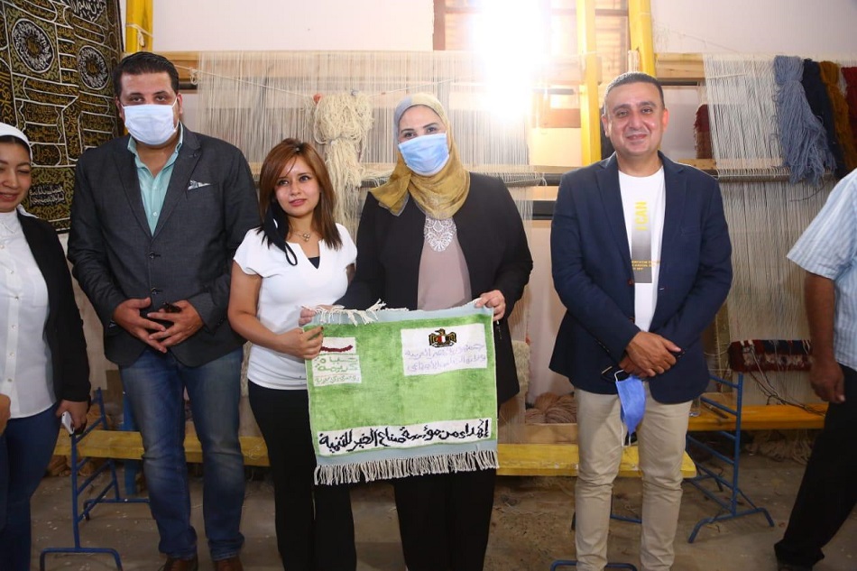 وزيرة التضامن ومحافظ الفيوم يتفقدان مصنع إنتاج السجاد بمركز يوسف الصديق