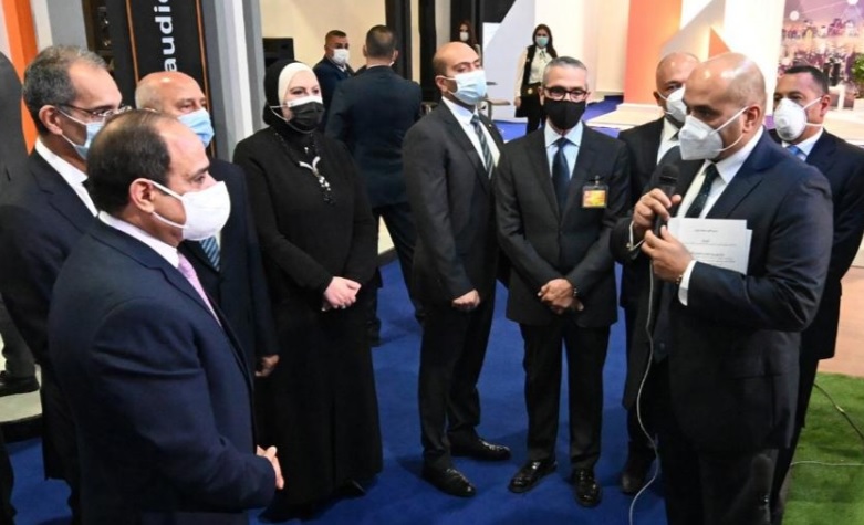 الرئيس السيسي يتفقد جناح اتصالات مصر