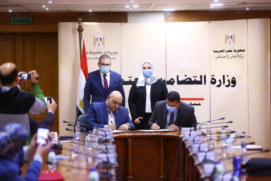 التضامن الاجتماعي وغرفة صناعة الملابس يوقعان بروتوكول لتدريب وتشغيل 1250 عاملًا