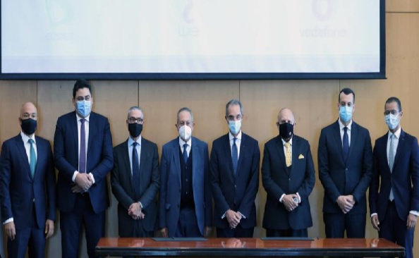 وزير الاتصالات يتوسط رؤساء شركات الاتصالات