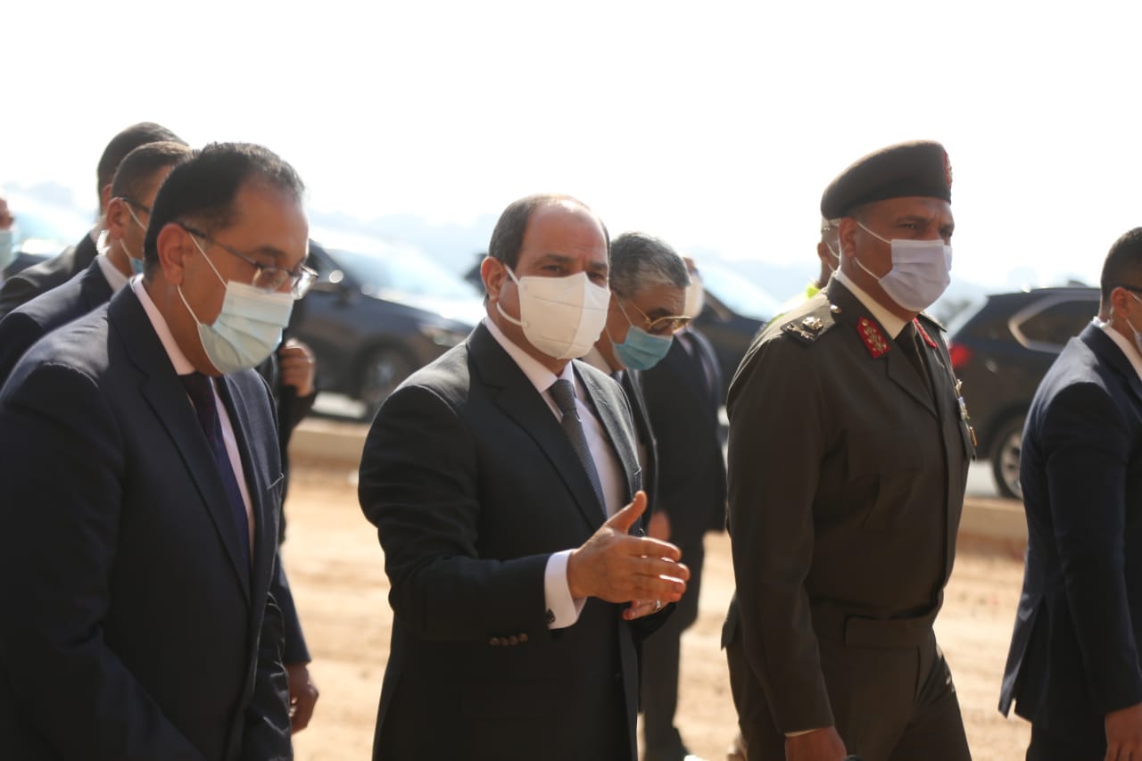 الرئيس السيسي يتفقد منطقة عزبة الهجانة