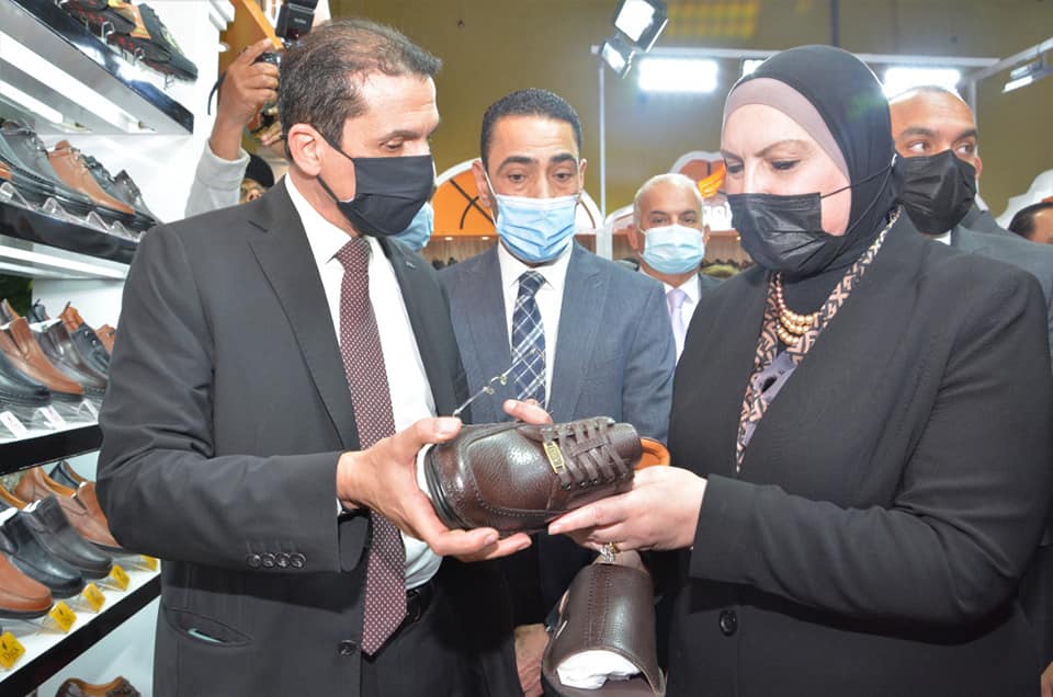 أثناء جولة وزيرة التجارة بمعرض القاهرة الدولي للجلود