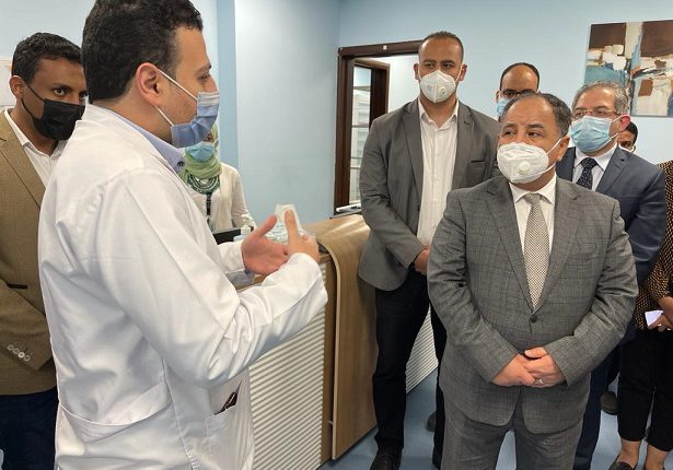 وزير المالية خلال الجولة