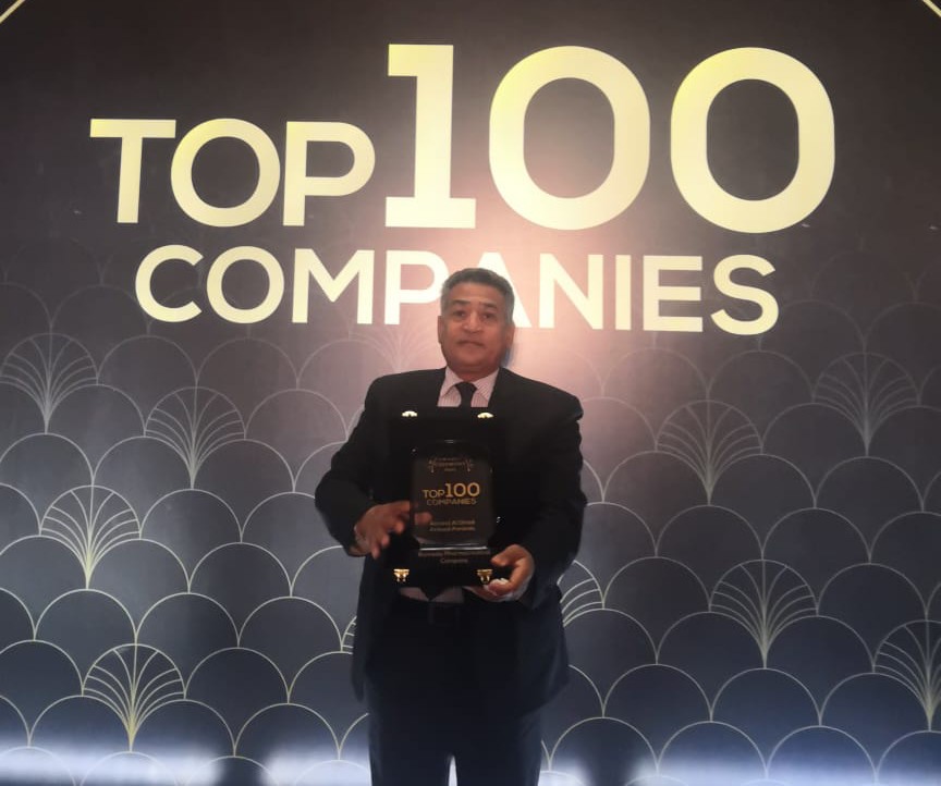 د. أسامة هيبة أثناء استلام جائزة الشركة في قمة مصر للأفضل