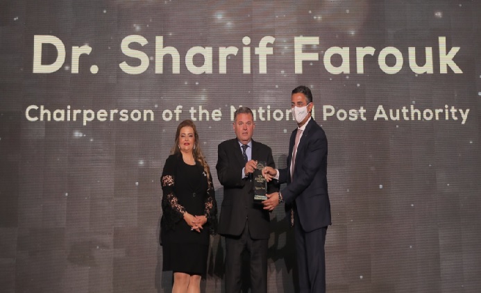 رئيس الهيئة القومية للبريد أثناء التكريم