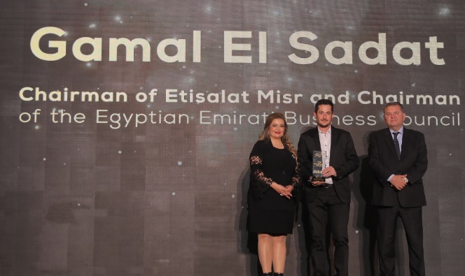 المستشار الإعلامي لمجلس الأعمال المصري الإماراتي يتسلم تكريم المهندس جمال السادات