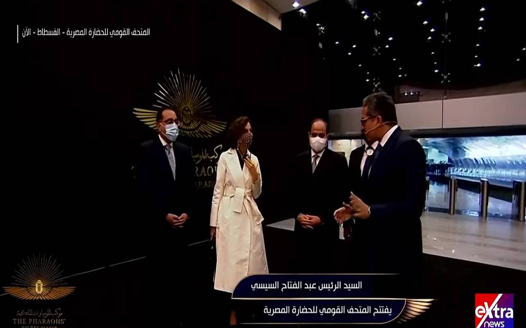 الرئيس السيسي خلال تفقد قاعات متحف الحضارة في الفسطاط