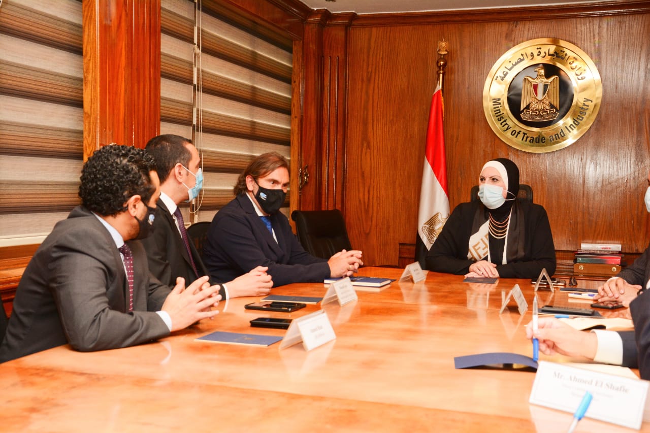 وزيرة الصناعة مع مسئولي مع شركة « بي اس اتش» العالمية