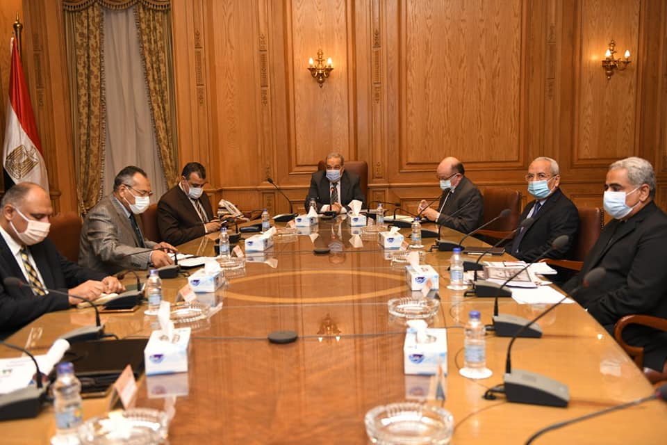 وزير الدولة للانتاج الحربي خلال اجتماع مع الشركات التابعة