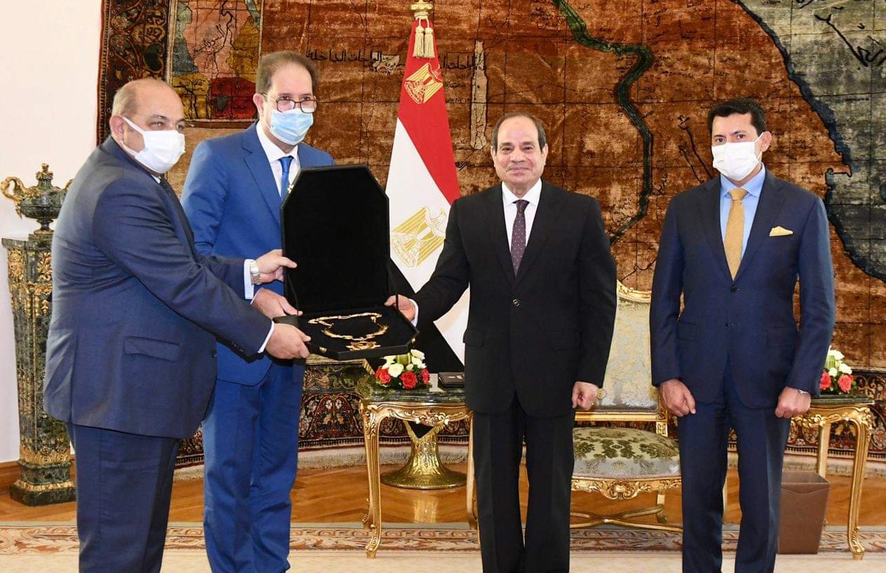 الرئيس السيسي يتسلم وسام الاستحقاق الخاص من اللجنة الأولمبية الأفريقية