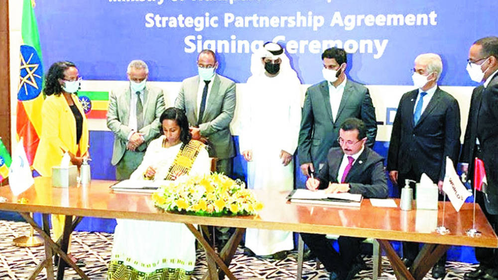 جانب من حفل توقيع الاتفاقية بين موانئ دبي العالمية ووزارة النقل في إثيوبيا