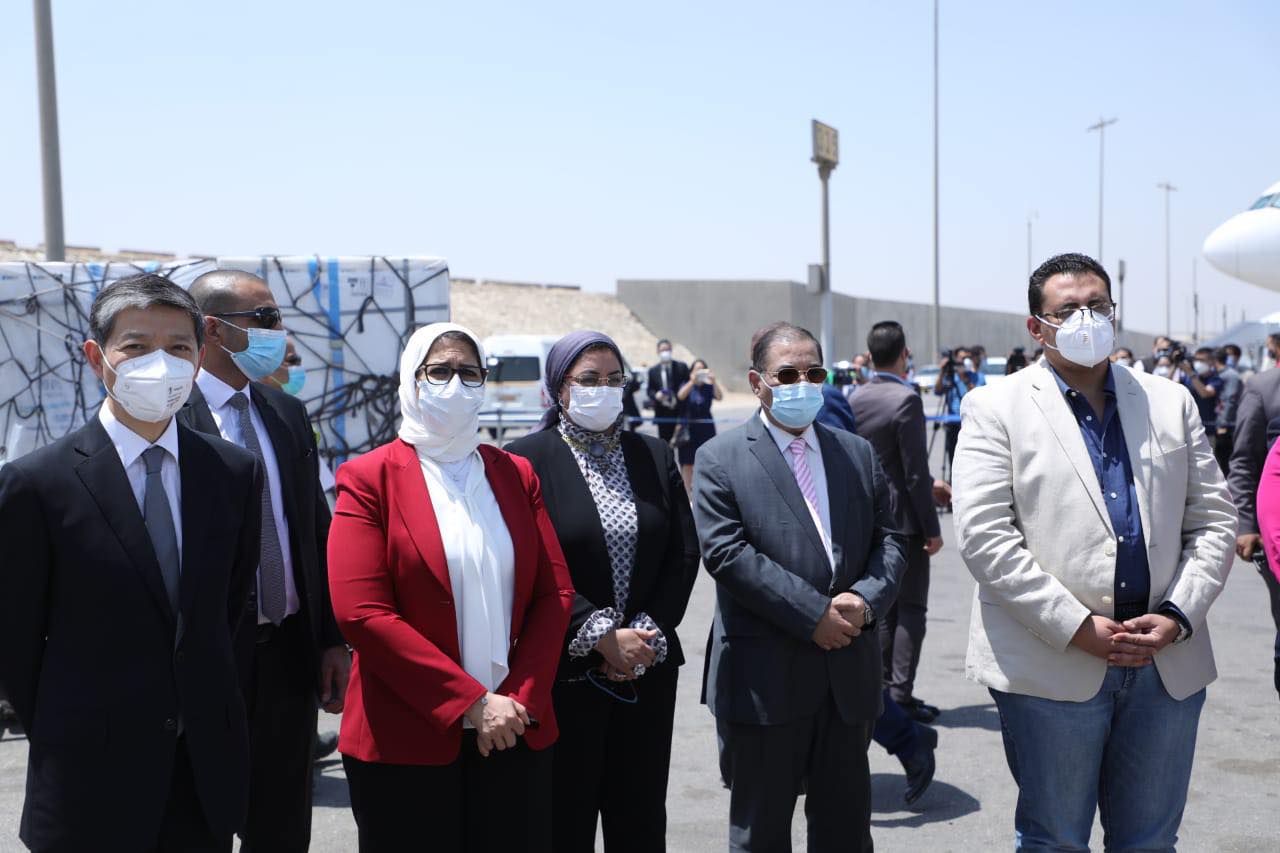 وزيرة الصحة والسفير الصيني خلال استقبال شحنة المواد الخام للقاح سينوفاك