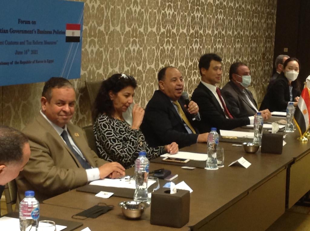 لقاء وزير المالية مع المستثمرين الكوريين