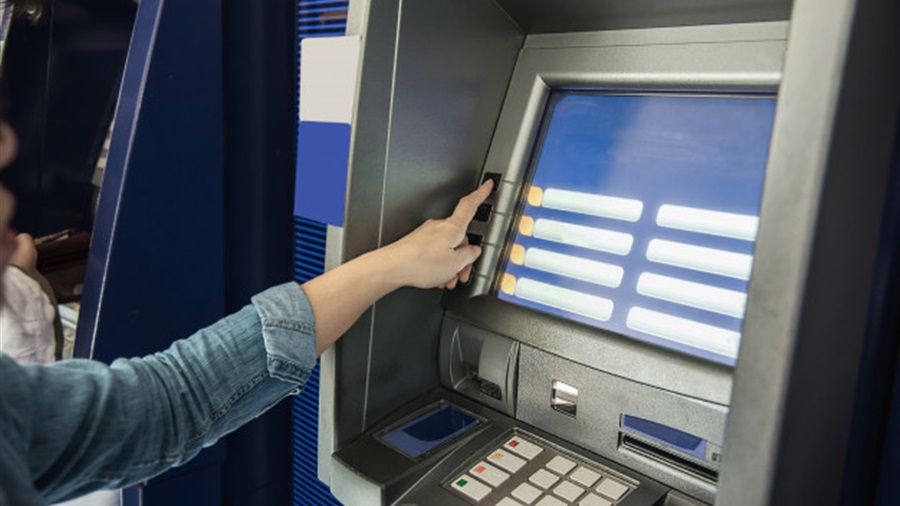 السحب والاستعلام من ماكينات الـ ATM