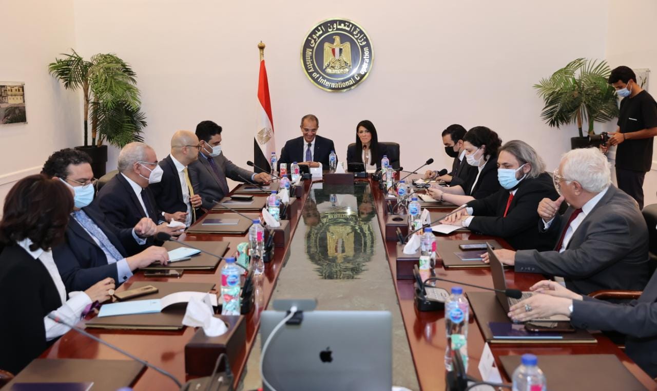 وزير الاتصالات ووزيرة التعاون الدولي خلال الاجتماع