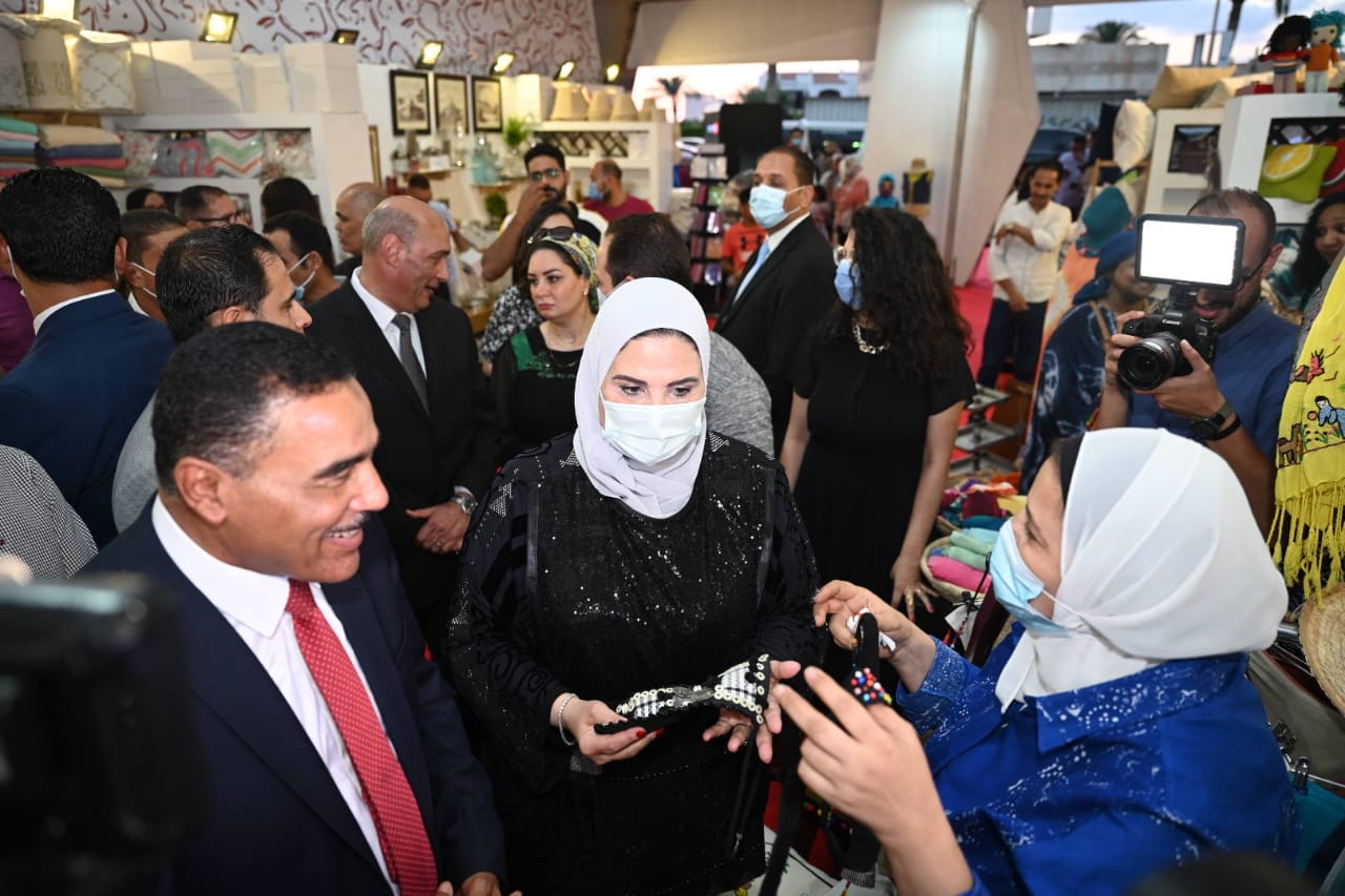 وزيرة التضامن ومحافظ مطروح يفتتحان معرض ديارنا بمارينا