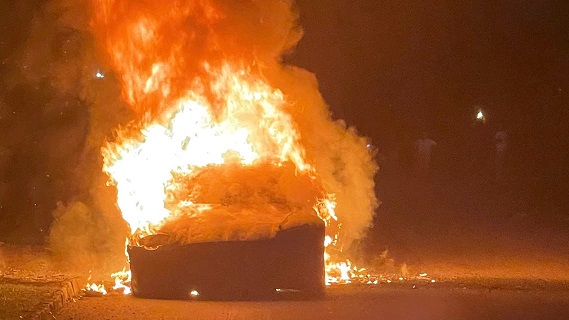 اندلاع نيران في سيارة تسلا الجديدة