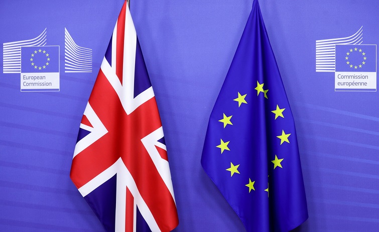 علمي الاتحاد الأوروبي وبريطانيا