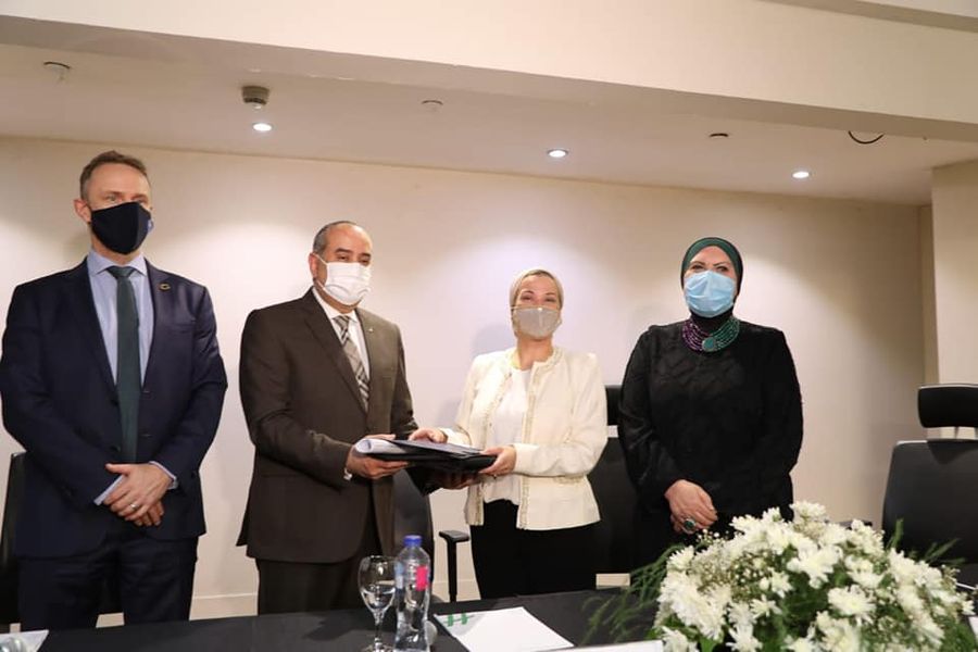 نظام الخلايا الشمسية بمطار القاهرة