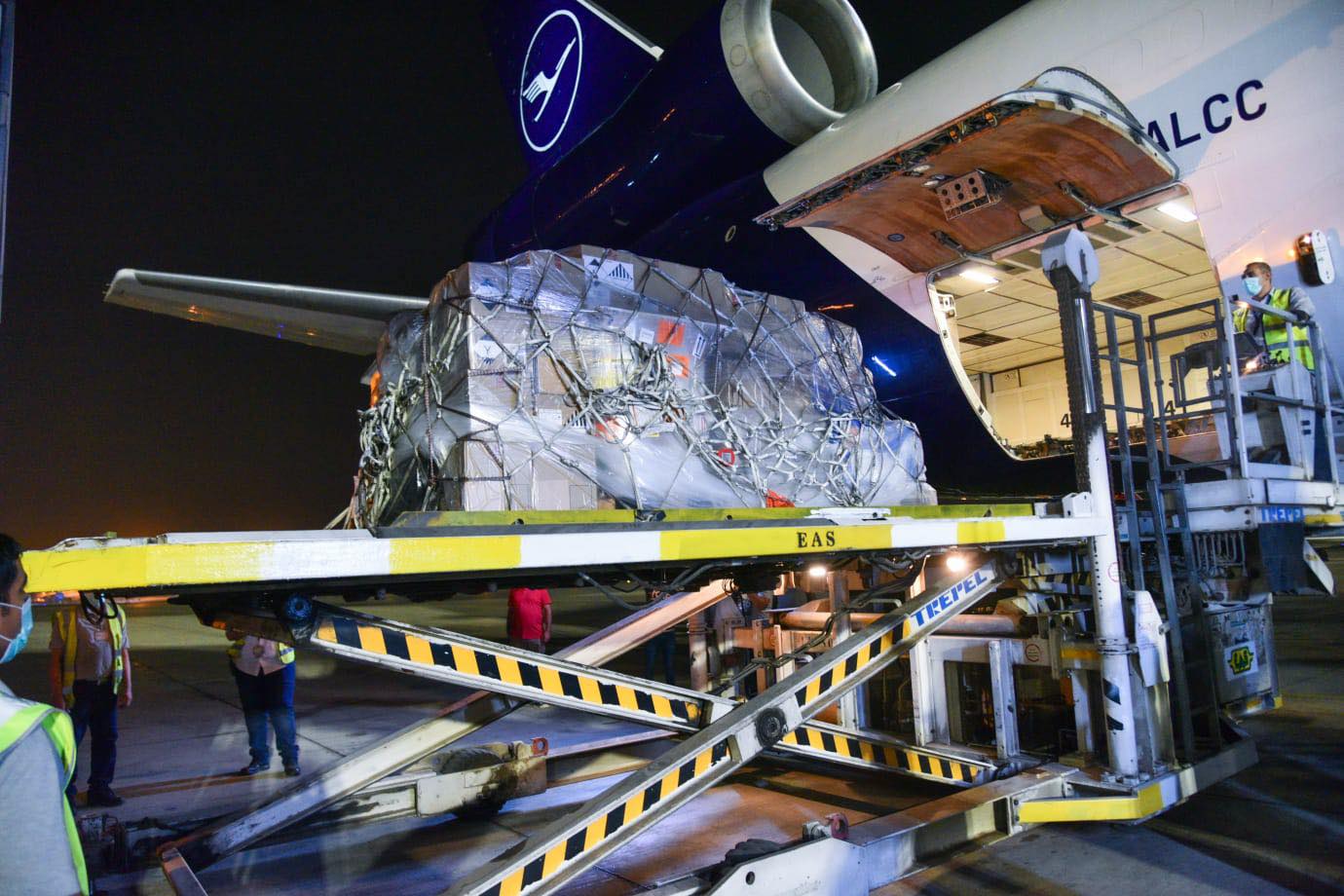 استقبال أولى شحنات لقاح كورونا «جونسون أند جونسون»