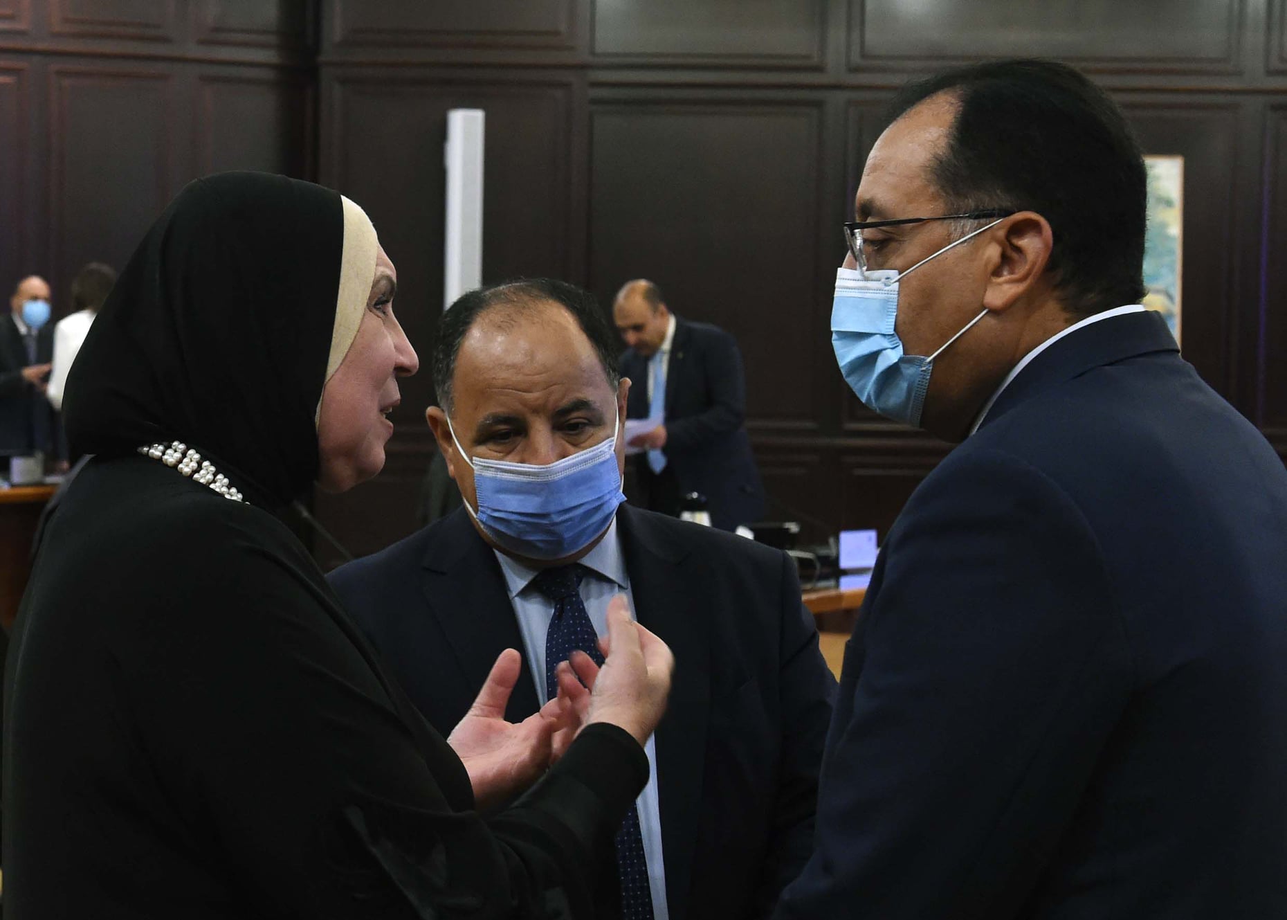رئيس الوزراء ووزيرا الصناعة والمالية