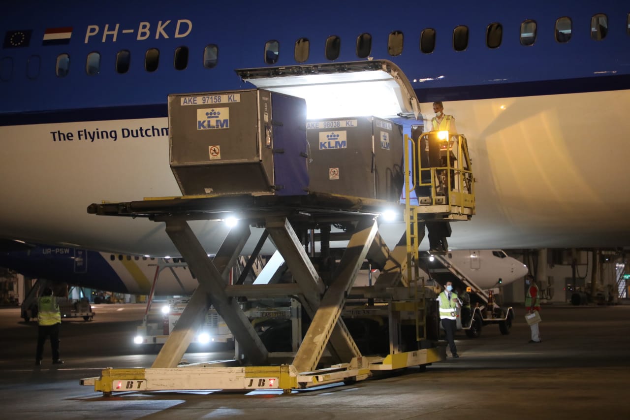 استقبال كميات من لقاح أسترازينيكا بمطار القاهرة الدولي