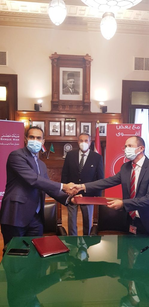نائب رئيس بنك مصر خلال توقيع بروتوكول تعاون مع فودافون 