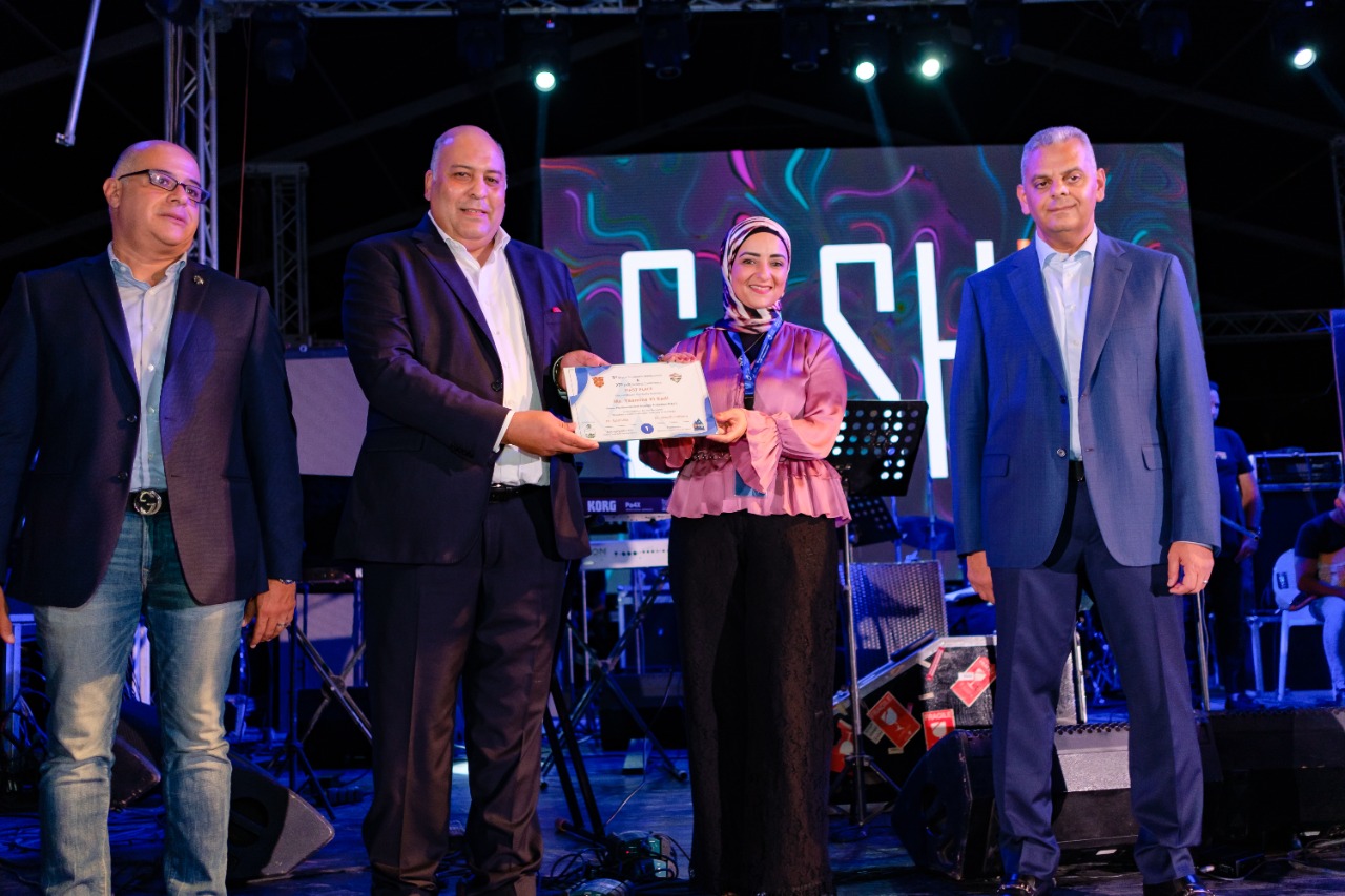 سحر محسن تتسلم الجائزة نيابة عن ياسمين القاضي