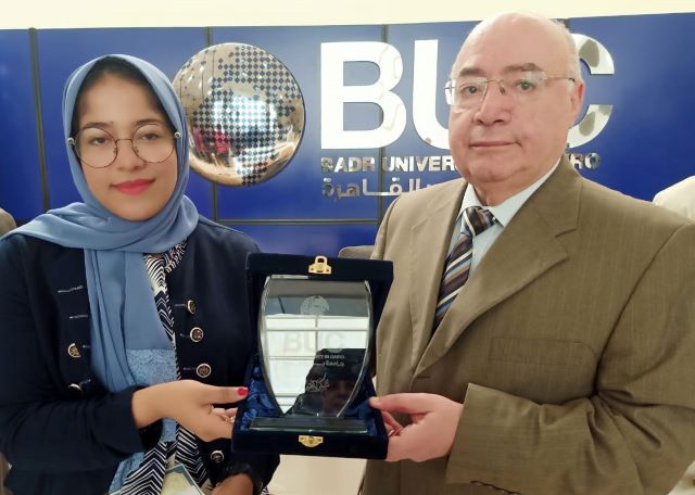 جامعة بدر تكرم طالبة كلية اللغات لحصولها على بطولة الجمهورية في الكيك بوكسنج
