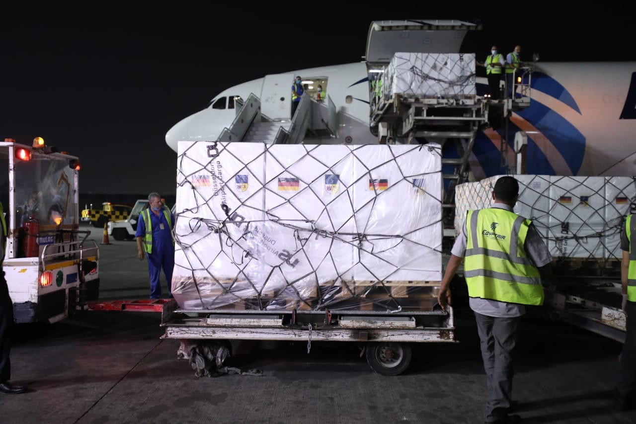 استقبال لقاح أسترازينيكا بمطار القاهرة