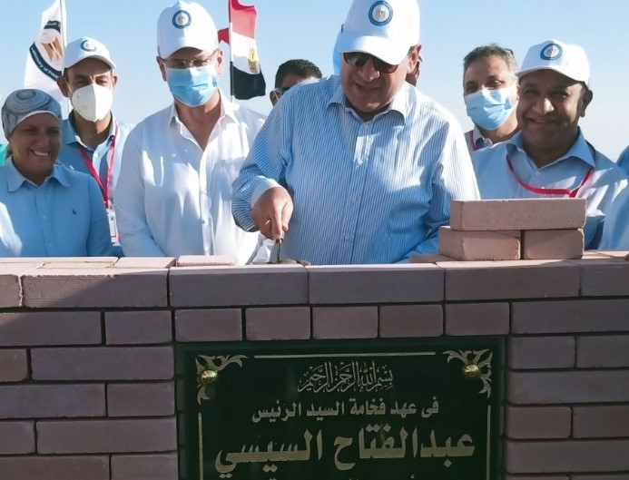 وزير البترول أثناء وضع حجر الأساس