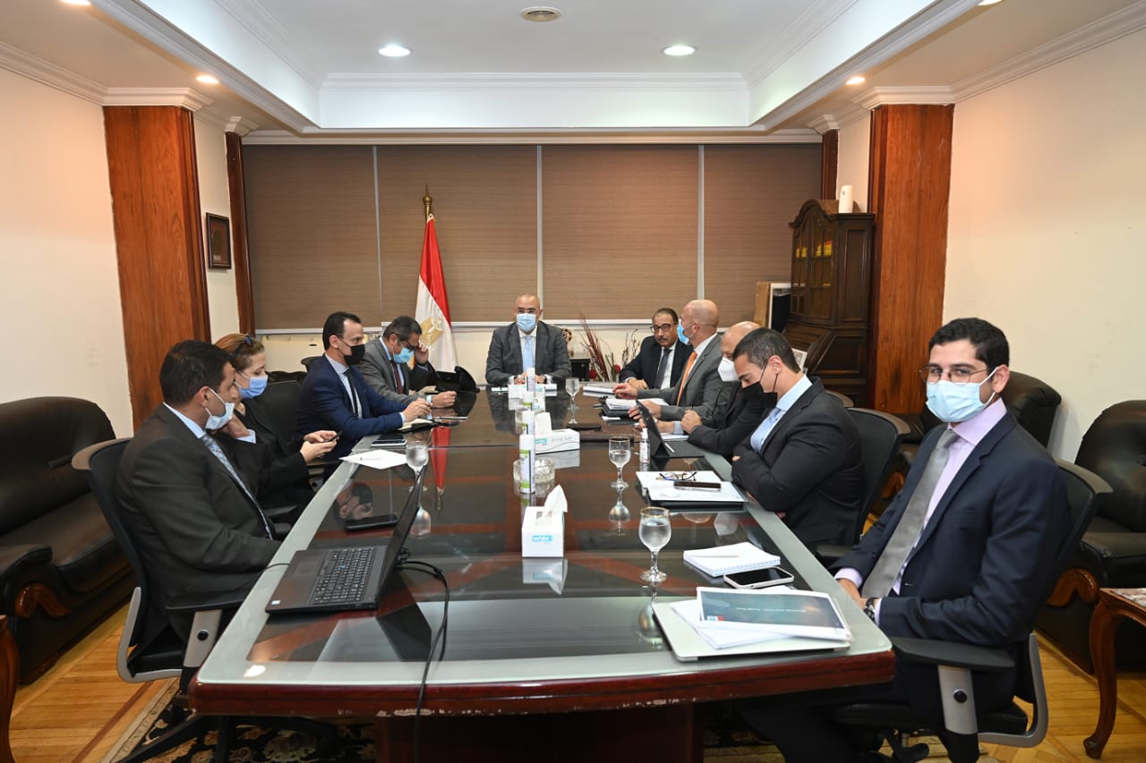 وزير الاسكان خلال مناقشة خطة تشغيل منطقة الأعمال المركزية في العاصمة الادارية