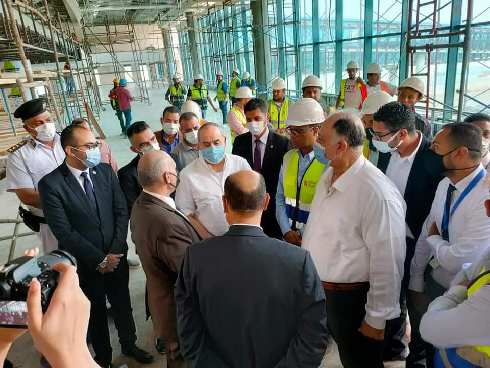 وزير الطيران يتفقد مشروعات التطوير والبنية التحتية بمطار الأقصر