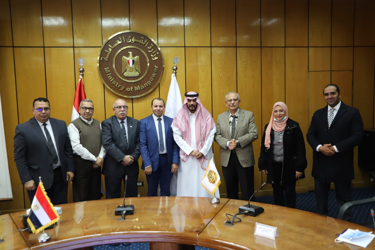 القوى العاملة تناقش آلية تنفيذ منظومة الربط الإلكتروني مع السعودية